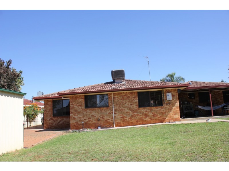 25 Bowditch Crescent, Parkes NSW 2870