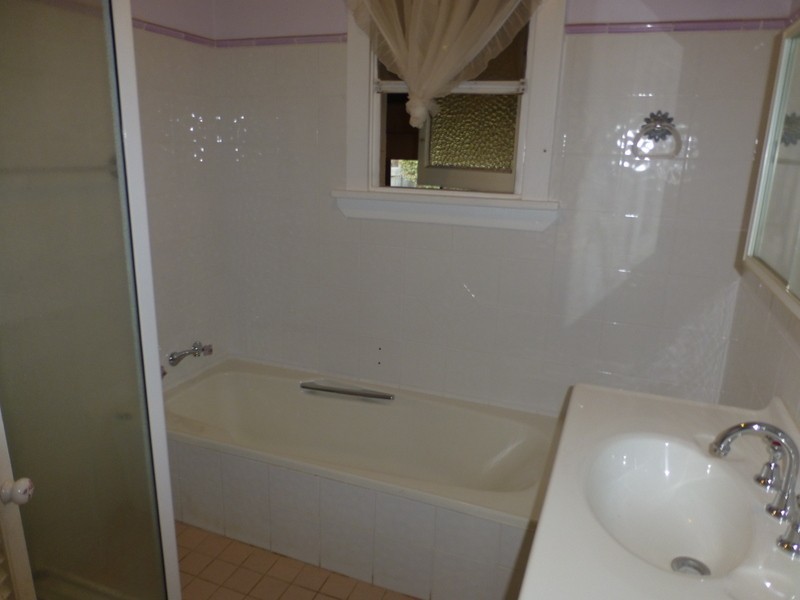 8 Ween Street, Peak Hill NSW 2869