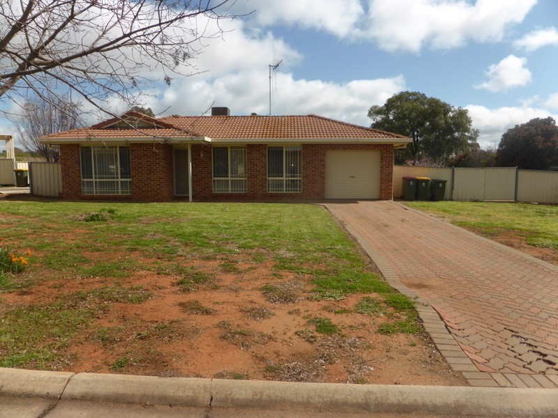 4 Endeavour Place, Parkes NSW 2870