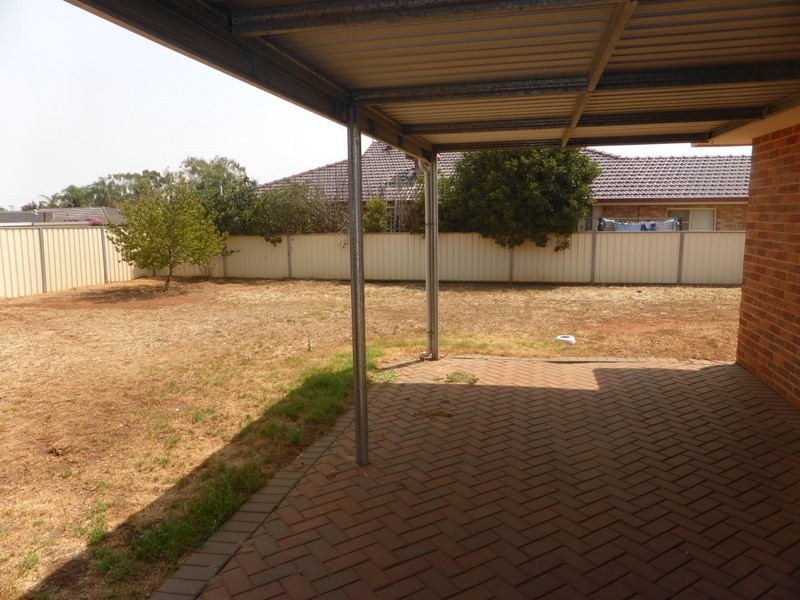 4 Endeavour Place, Parkes NSW 2870