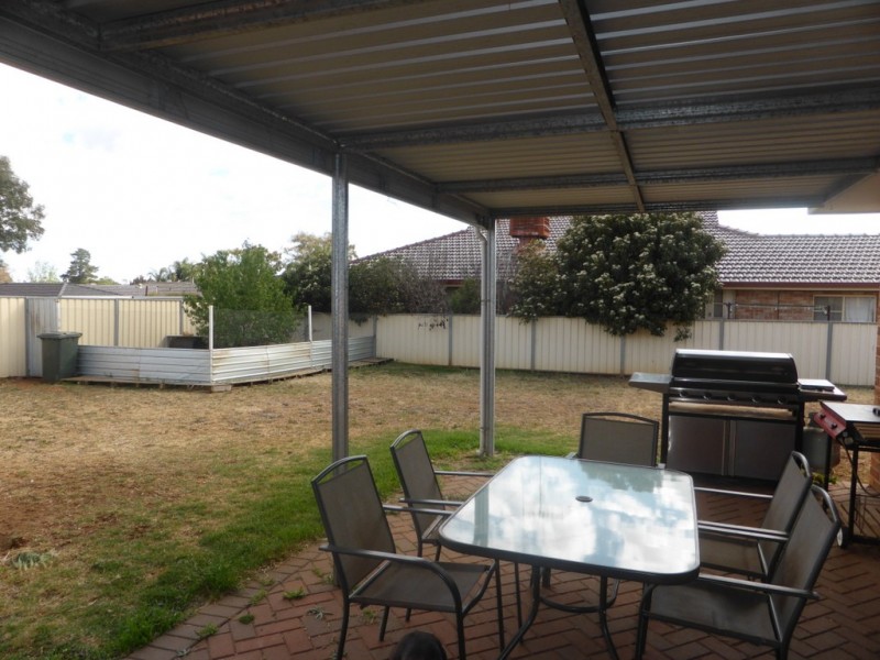 4 Endeavour Place, Parkes NSW 2870