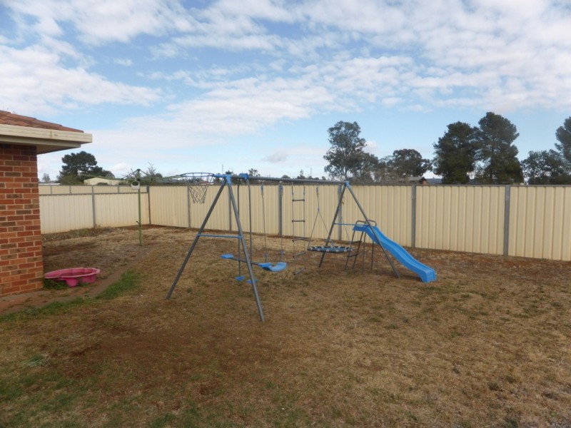 4 Endeavour Place, Parkes NSW 2870