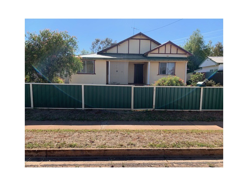 143 Caswell Street, Peak Hill NSW 2869