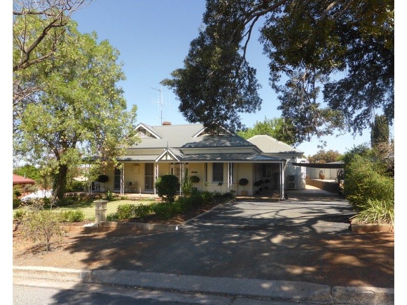 18 East Street, Parkes NSW 2870