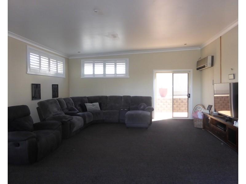 18 East Street, Parkes NSW 2870