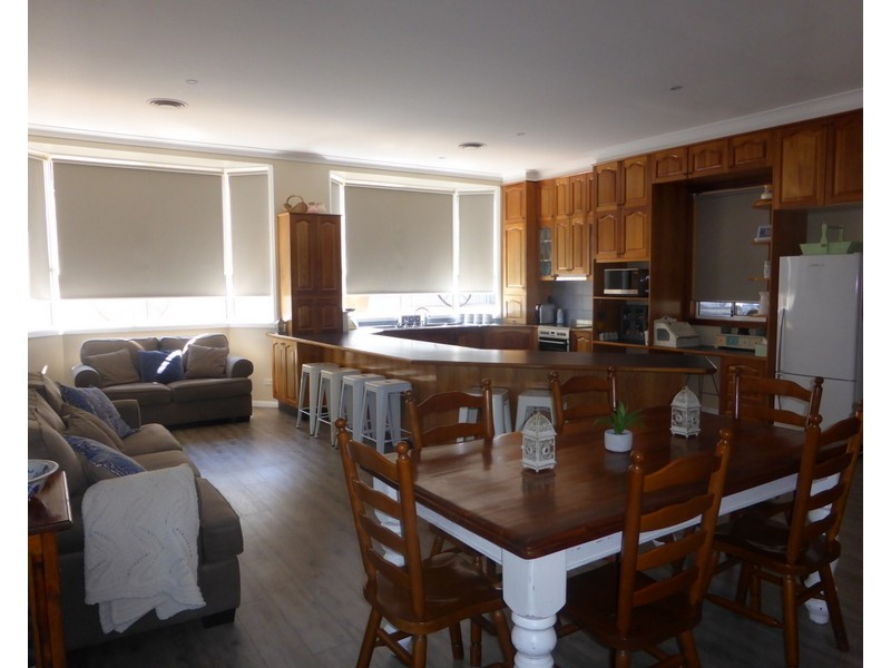 18 East Street, Parkes NSW 2870