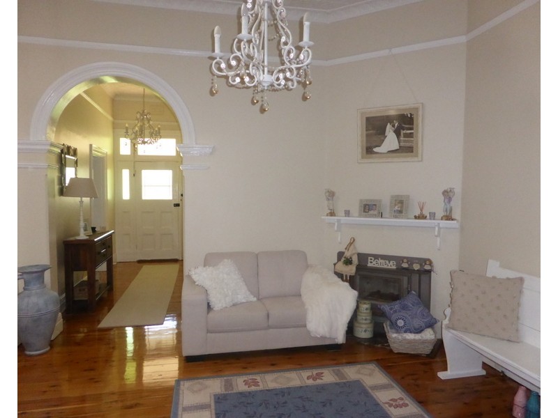 18 East Street, Parkes NSW 2870