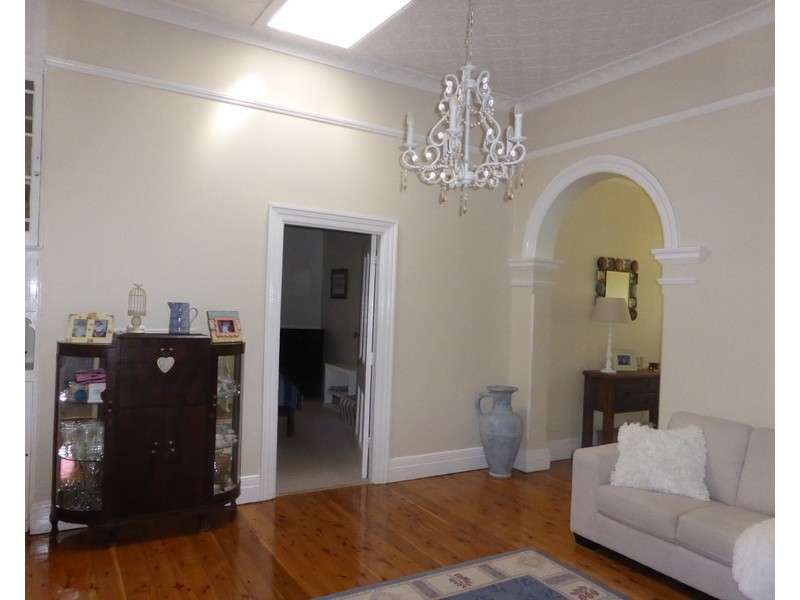 18 East Street, Parkes NSW 2870