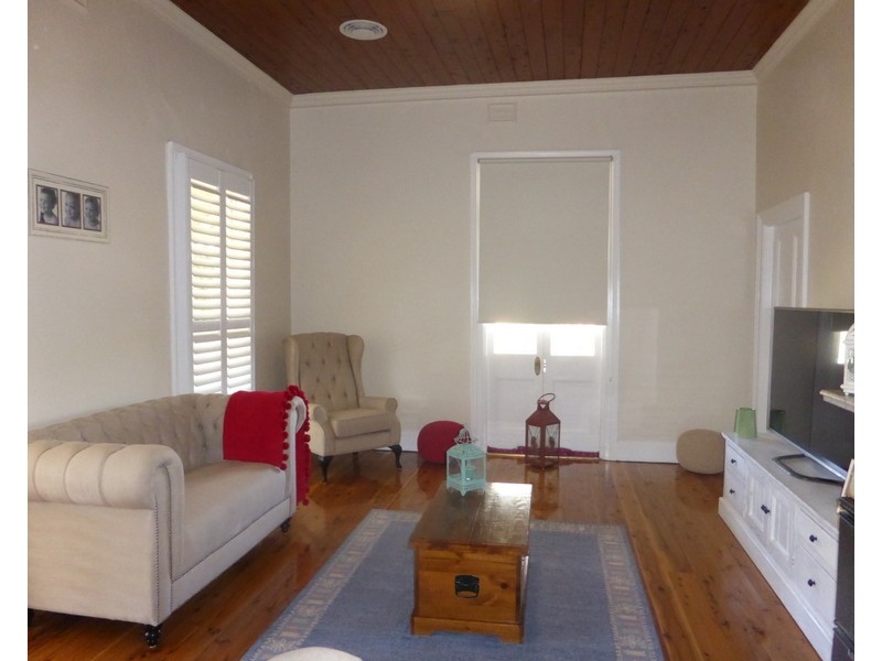 18 East Street, Parkes NSW 2870