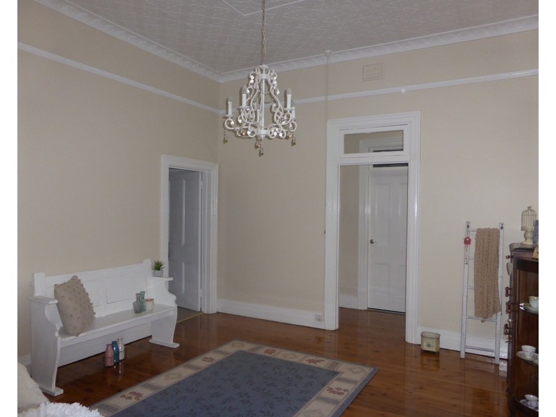 18 East Street, Parkes NSW 2870