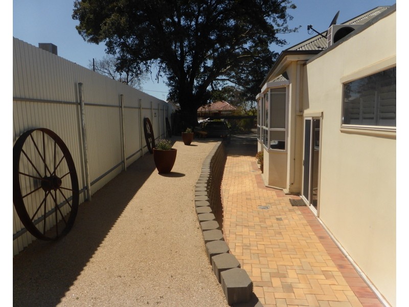 18 East Street, Parkes NSW 2870