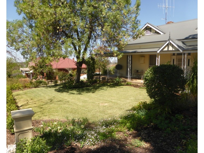 18 East Street, Parkes NSW 2870