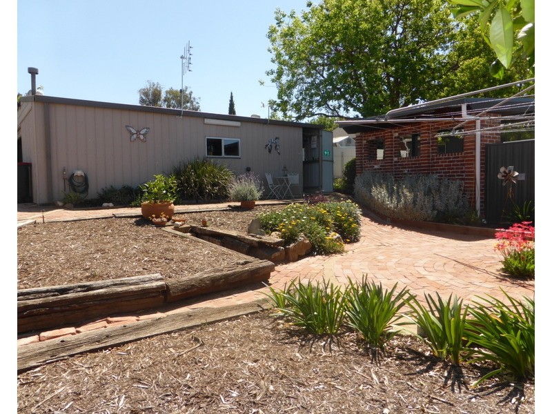 18 East Street, Parkes NSW 2870