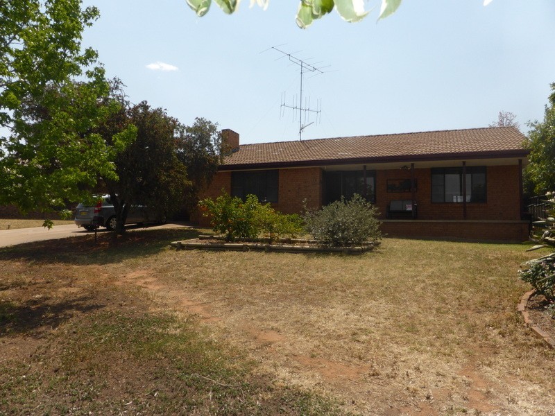 8 Werona Place, Parkes NSW 2870