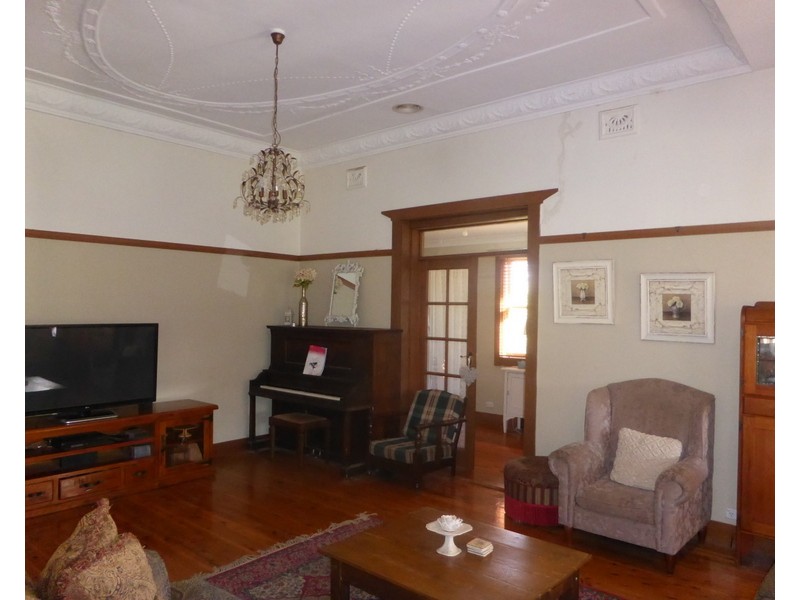14 East Street, Parkes NSW 2870