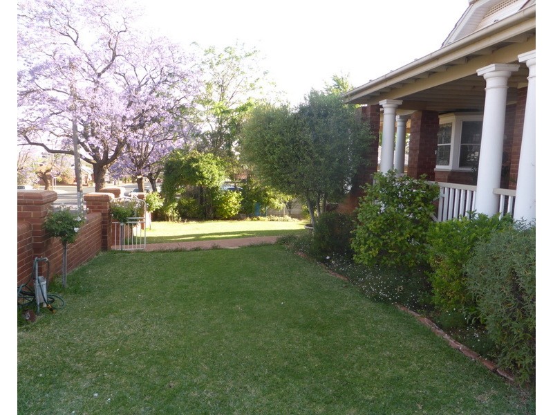14 East Street, Parkes NSW 2870