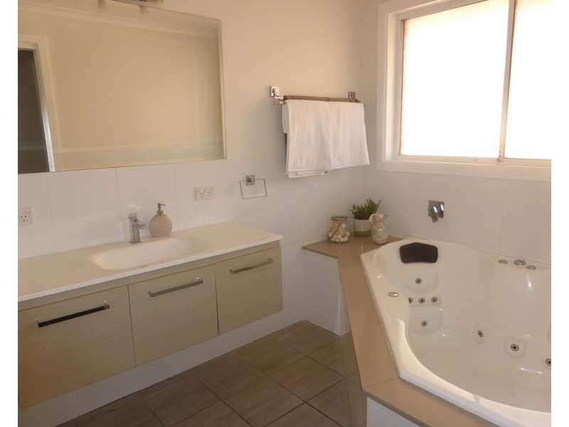 38 Barton Street, Parkes NSW 2870