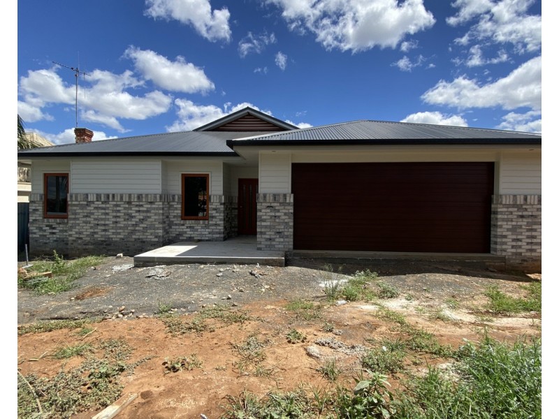 90 Bogan Street, Parkes NSW 2870