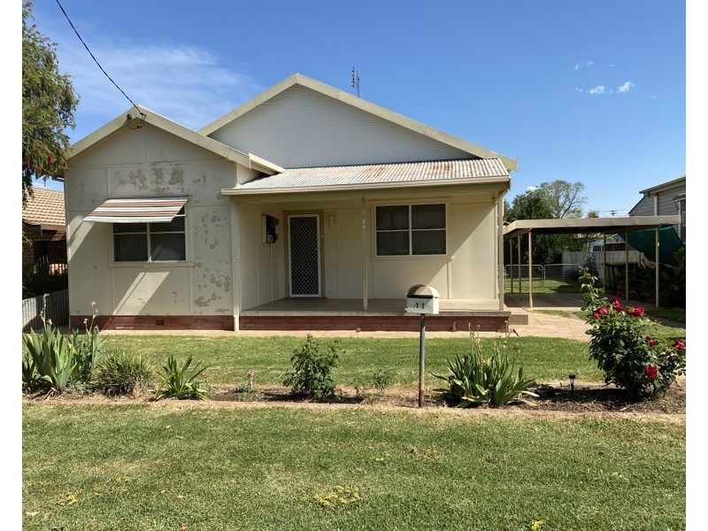 11 Grenfell Street, Parkes NSW 2870
