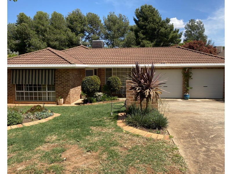 4 Glengowrie Close, Parkes NSW 2870