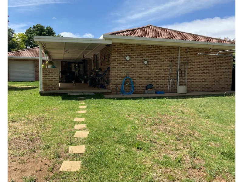4 Glengowrie Close, Parkes NSW 2870