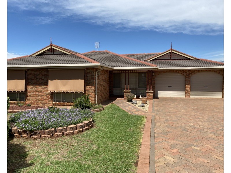 14 Christina Close, Parkes NSW 2870