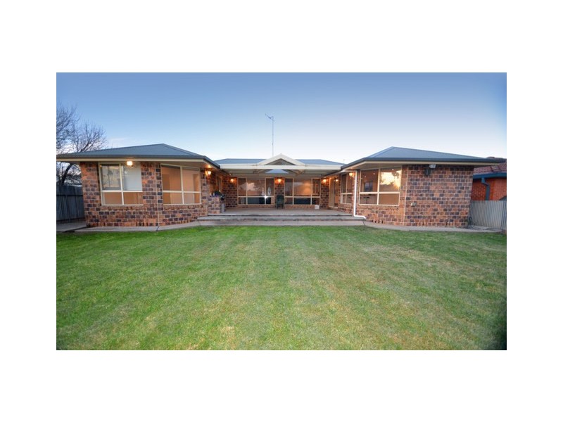 6 Caledonia Street, Parkes NSW 2870
