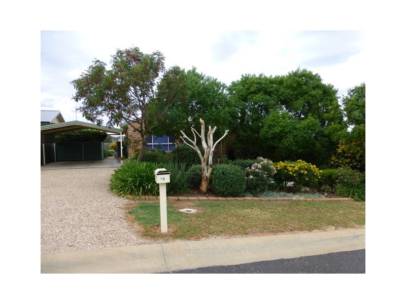 16 Vaucluse Place, Parkes NSW 2870