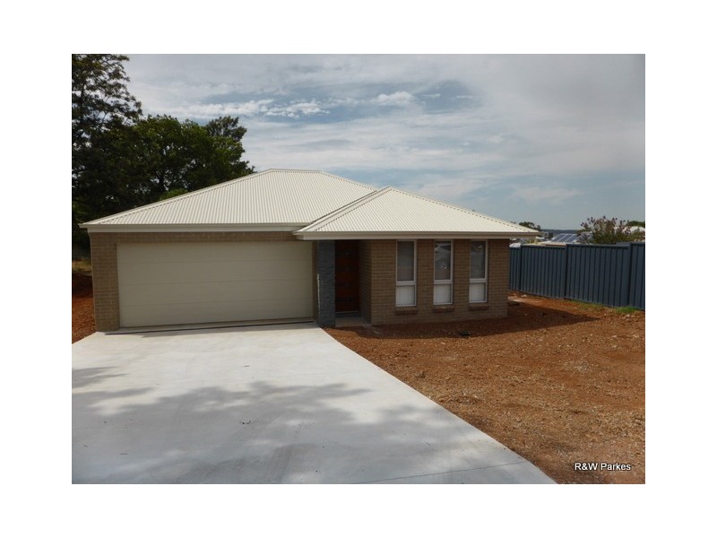 3 Elouera Place, Parkes NSW 2870