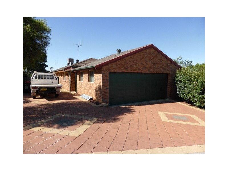 1 Glenburnie Close, Parkes NSW 2870