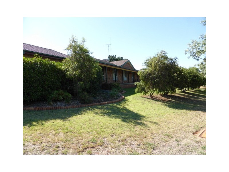1 Glenburnie Close, Parkes NSW 2870