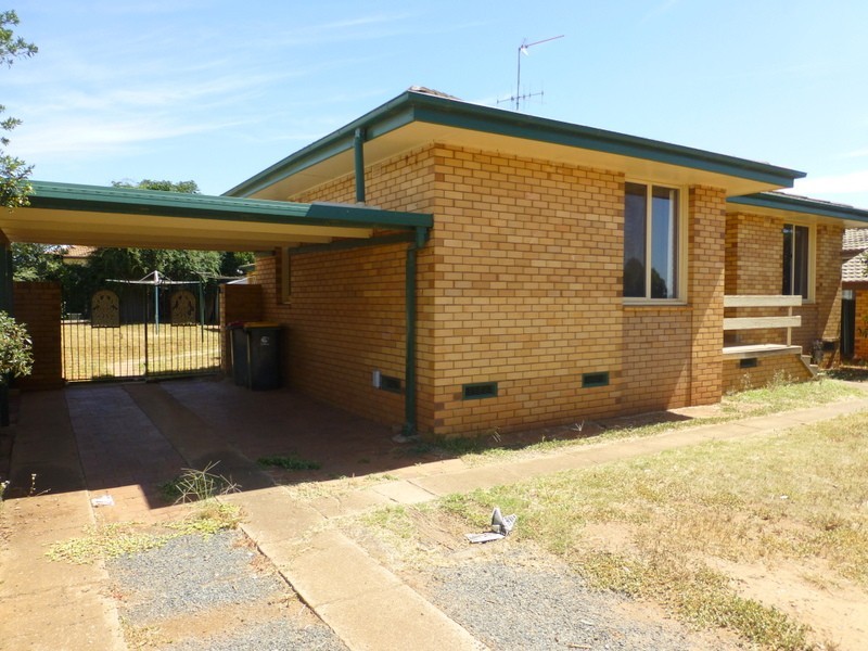 100 Close Street, Parkes NSW 2870