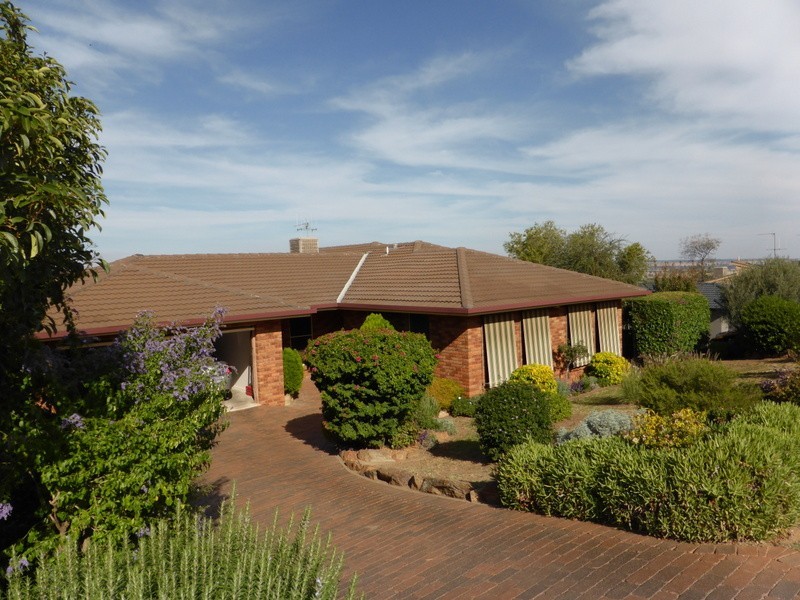 5 Glenwarrie Place, Parkes NSW 2870