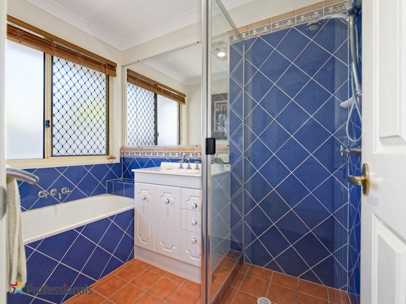 13 Vauton Court, Arana Hills QLD 4054