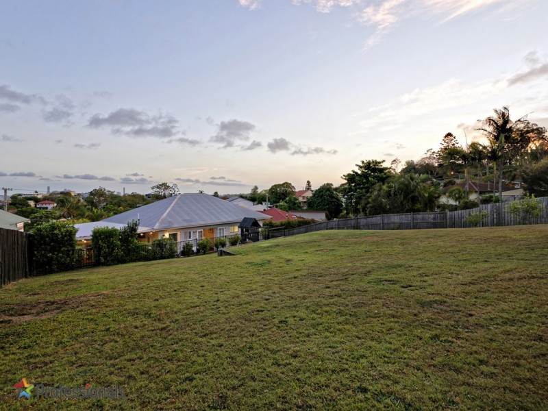 32 Dorrigo Street, Stafford Heights QLD 4053