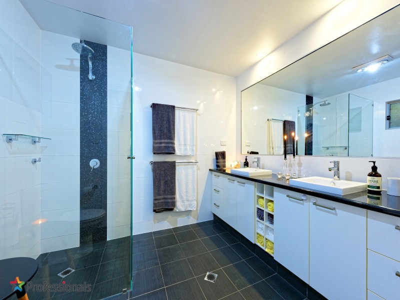 10 Lanchester Street, Stafford Heights QLD 4053