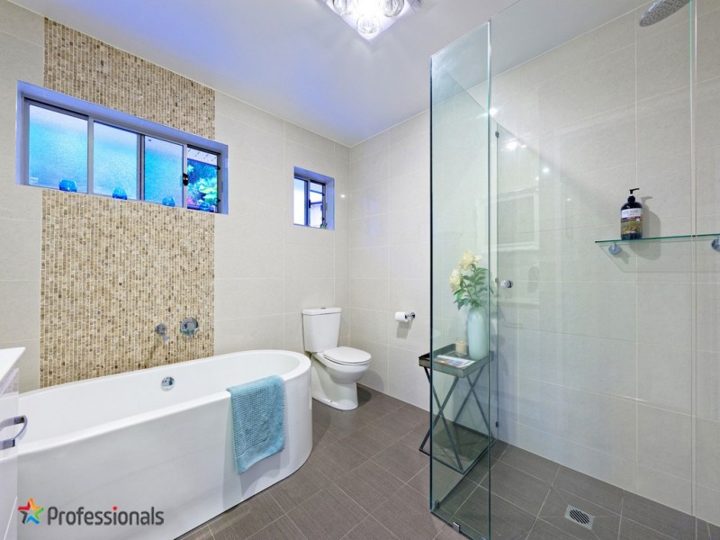 10 Lanchester Street, Stafford Heights QLD 4053