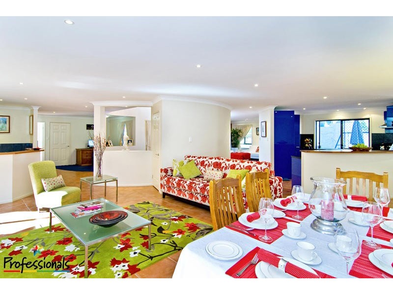 4 Alan Court, Arana Hills QLD 4054