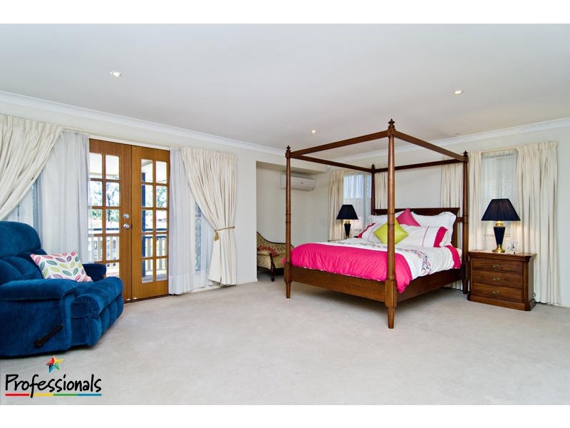 4 Alan Court, Arana Hills QLD 4054