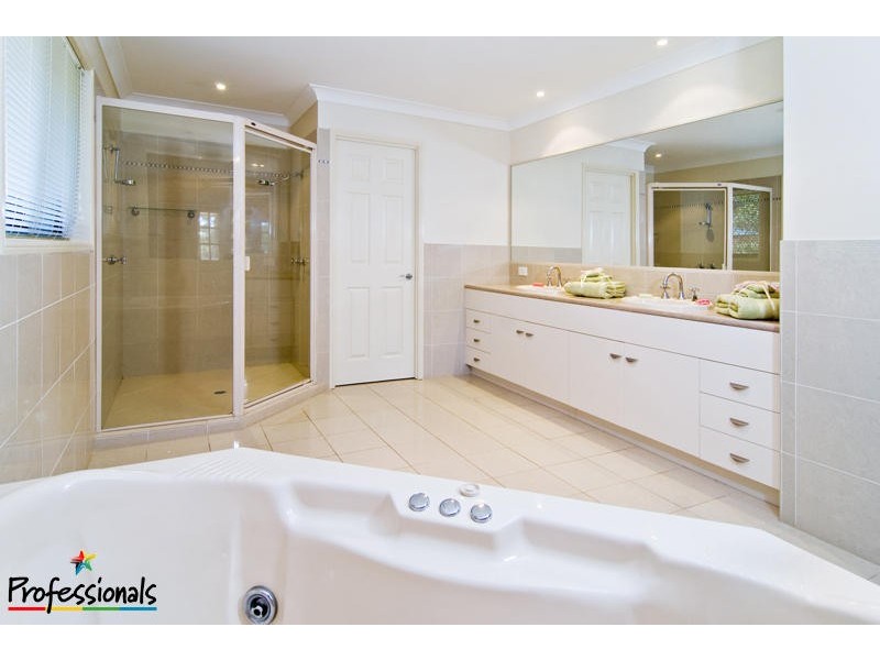 4 Alan Court, Arana Hills QLD 4054