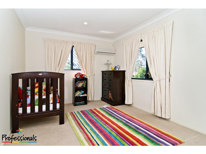 4 Alan Court, Arana Hills QLD 4054