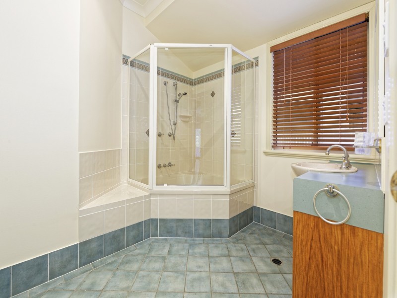 6 Silverwood Court, Ferny Hills QLD 4055