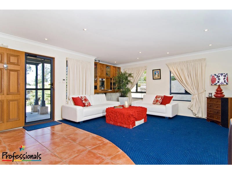 4 Alan Court, Arana Hills QLD 4054