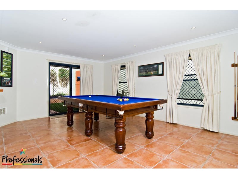 4 Alan Court, Arana Hills QLD 4054