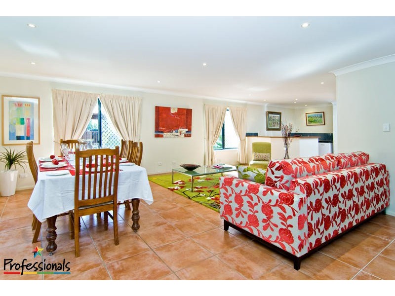 4 Alan Court, Arana Hills QLD 4054