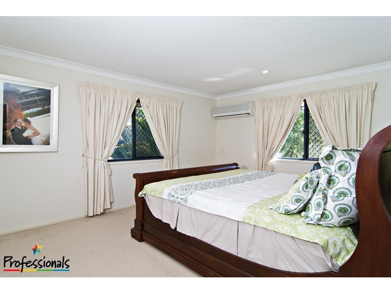 4 Alan Court, Arana Hills QLD 4054