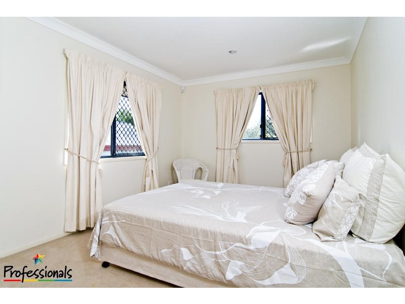 4 Alan Court, Arana Hills QLD 4054