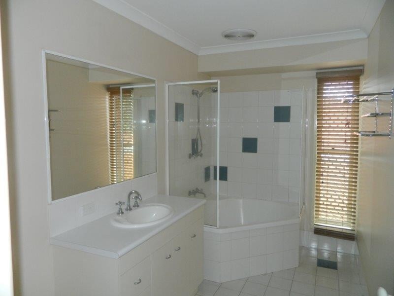 24  Hillenvale Ave, Arana Hills QLD 4054