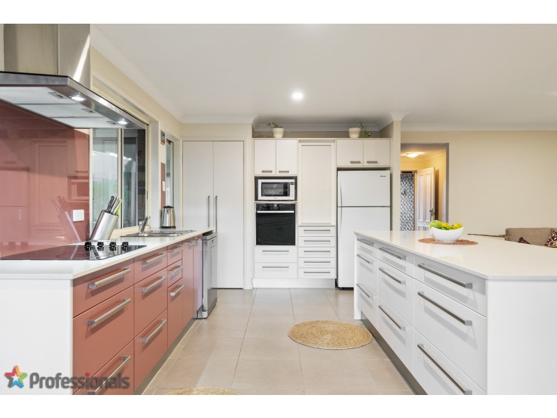 1 Lynagh Court, Arana Hills QLD 4054