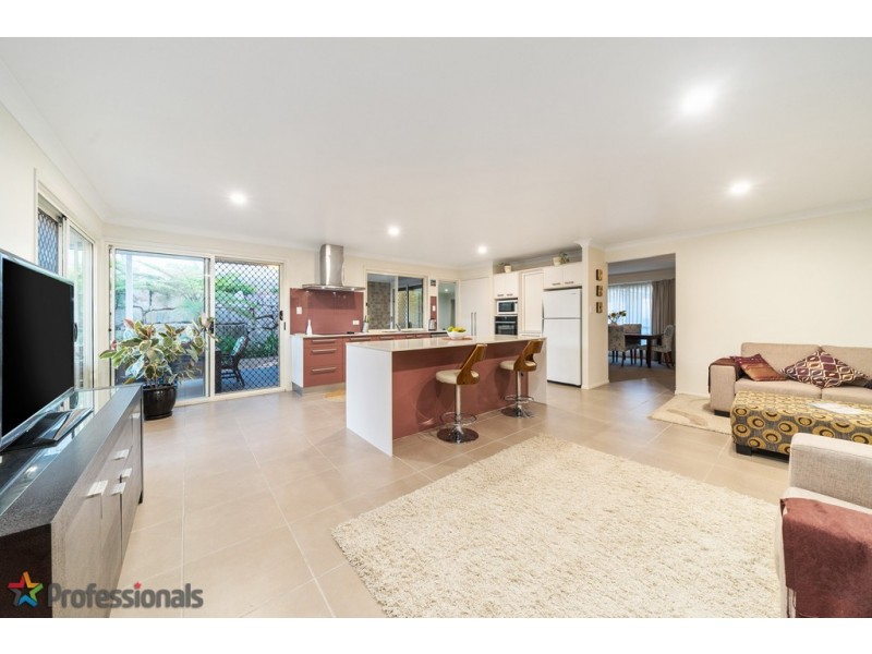 1 Lynagh Court, Arana Hills QLD 4054